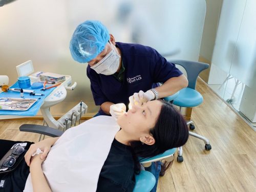 Thăm khám nha khoa định kỳ 3 – 6 tháng/lần là việc vô cùng cần thiết, giúp bác sĩ kiểm tra miếng dán veneer cũng như tình trạng răng miệng.