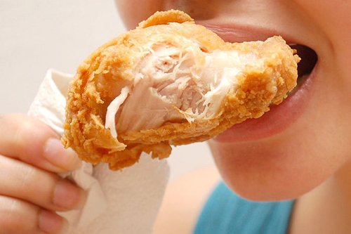 Việc ăn uống của bạn sẽ không bị ảnh hưởng nhiều sau khi dán sứ, tuy nhiên cần lưu ý không nên ăn những đồ đậm màu, đồ ăn quá cứng hoặc dai gây tổn thương cho miếng dán cũng như răng thật